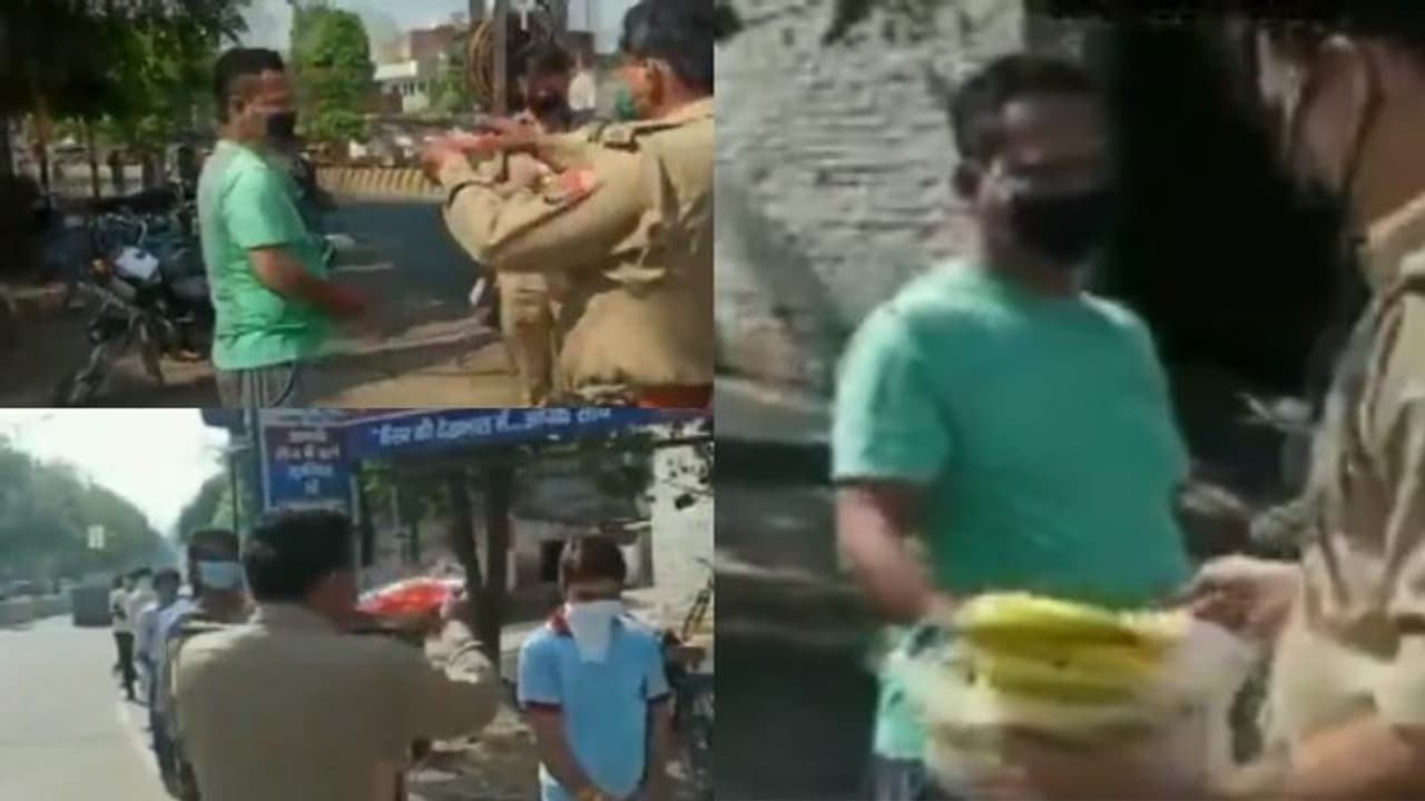 ലോക്ക്ഡൗൺ ലംഘിച്ചവരെ വരിയായി നിർത്തി, പിന്നാലെ ആരതി ഉഴിഞ്ഞു, ഒടുവിൽ പഴം വിതരണം ചെയ്ത് പൊലീസ് ലോക്ക്ഡൗൺ ലംഘിച്ചവരെ വരിയായി നിർത്തി, പിന്നാലെ ആരതി ഉഴിഞ്ഞു, ഒടുവിൽ പഴം വിതരണം ചെയ്ത് പൊലീസ്