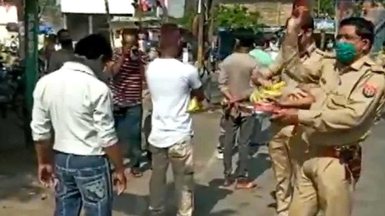 যোগীর রাজ্যে আরতির থালা আর কলা হাতে পুলিশ ঘুরছে রাস্তায়, দেখুন সেই ভিডিও যোগীর রাজ্যে আরতির থালা আর কলা হাতে পুলিশ ঘুরছে রাস্তায়, দেখুন সেই ভিডিও
