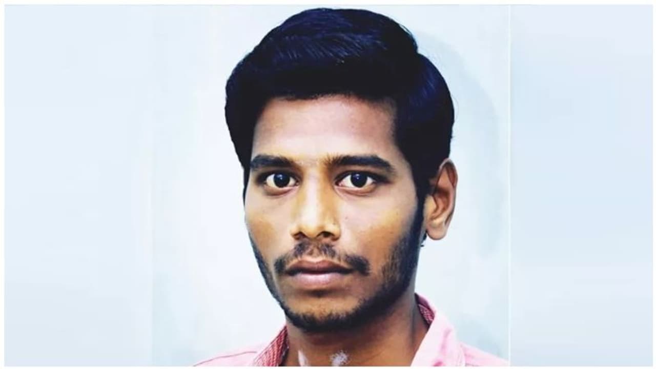 கஞ்சாவை ஒழிக்க போராடிய திமுக கவுன்சிலர் அம்மா... வியாபாரம் செய்து மாட்டிக்கொண்ட போலீஸ்கார மகன்..! கஞ்சாவை ஒழிக்க போராடிய திமுக கவுன்சிலர் அம்மா... வியாபாரம் செய்து மாட்டிக்கொண்ட போலீஸ்கார மகன்..!