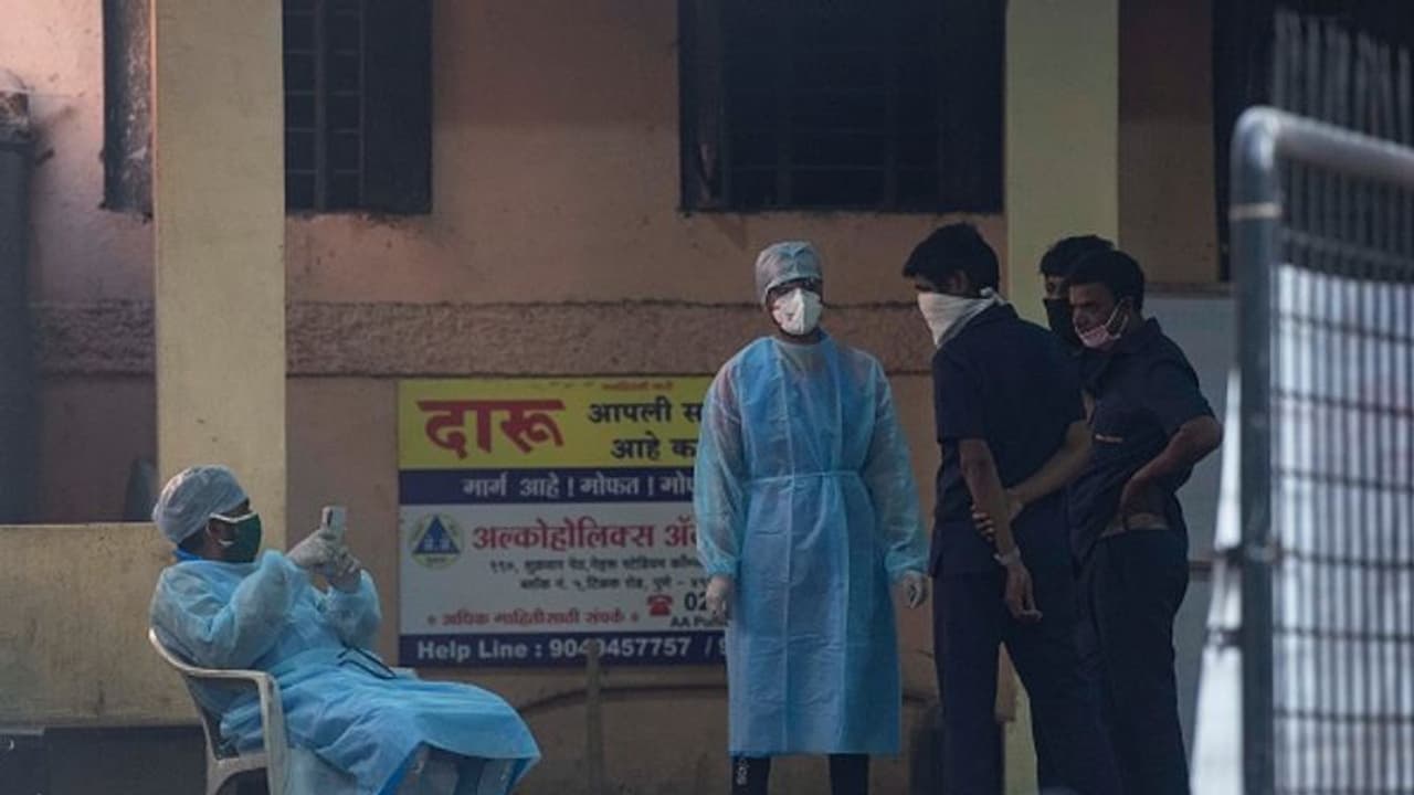 యోగా, ప్రాణాయామంతో కరోనాను ఎదుర్కొన్నా: వైరల్గా మారిన ఢిల్లీ వాసి వీడియో యోగా, ప్రాణాయామంతో కరోనాను ఎదుర్కొన్నా: వైరల్గా మారిన ఢిల్లీ వాసి వీడియో