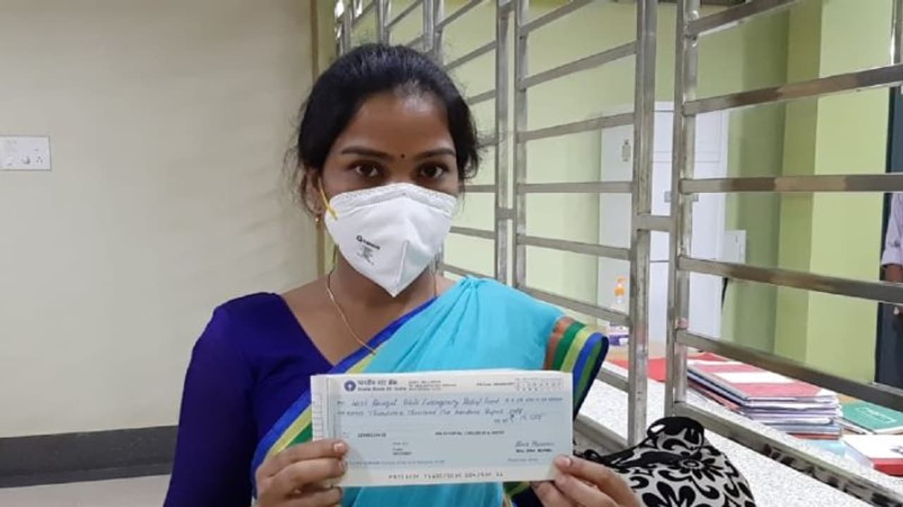 'কেউ যেন অভুক্ত না থাকে', করোনা ত্রাণে দু'মাসের বেতন দান অঙ্গনওয়াড়ি কর্মীর 'কেউ যেন অভুক্ত না থাকে', করোনা ত্রাণে দু'মাসের বেতন দান অঙ্গনওয়াড়ি কর্মীর