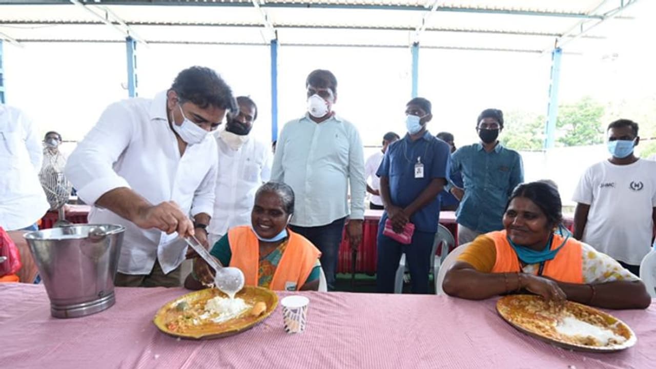 మీ సేవలకు సెల్యూట్.. పారిశుద్ధ్య కార్మికులతో కలిసి భోజనం చేసిన కేటీఆర్ మీ సేవలకు సెల్యూట్.. పారిశుద్ధ్య కార్మికులతో కలిసి భోజనం చేసిన కేటీఆర్