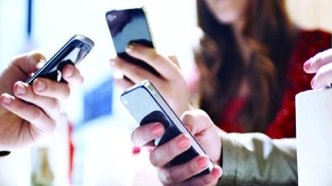 ஆன் லைனில் பாடம் நடத்த அரசு பள்ளி மாணவிகளுக்கு ஸ்மார்ட்போன்கள்... அதிரடி அறிவிப்பு..! ஆன் லைனில் பாடம் நடத்த அரசு பள்ளி மாணவிகளுக்கு ஸ்மார்ட்போன்கள்... அதிரடி அறிவிப்பு..!