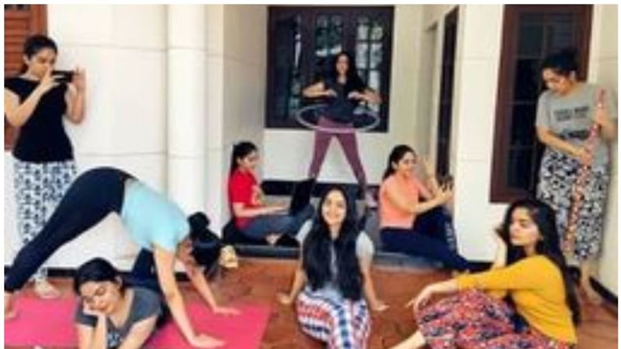 ലോക്ക് ഡൗണ് കാലത്തെ ഓര്മ്മകള് ഒറ്റ ഇമേജില് ചേര്ത്ത് അഹാന കൃഷ്ണകുമാര് ലോക്ക് ഡൗണ് കാലത്തെ ഓര്മ്മകള് ഒറ്റ ഇമേജില് ചേര്ത്ത് അഹാന കൃഷ്ണകുമാര്