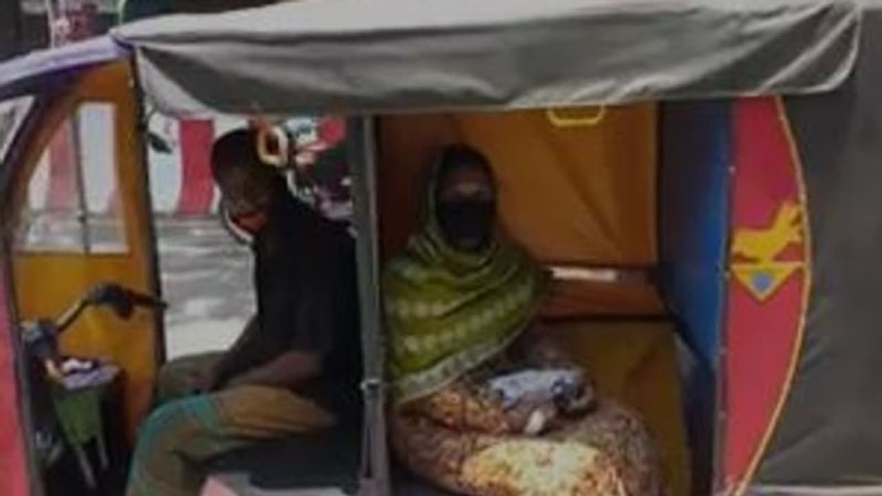 যাত্রীদের 'মুখ দেখাদেখি' বন্ধ, বাংলাদেশে চলছে 'সোশ্যাল ডিস্ট্যান্সিং' টোটো