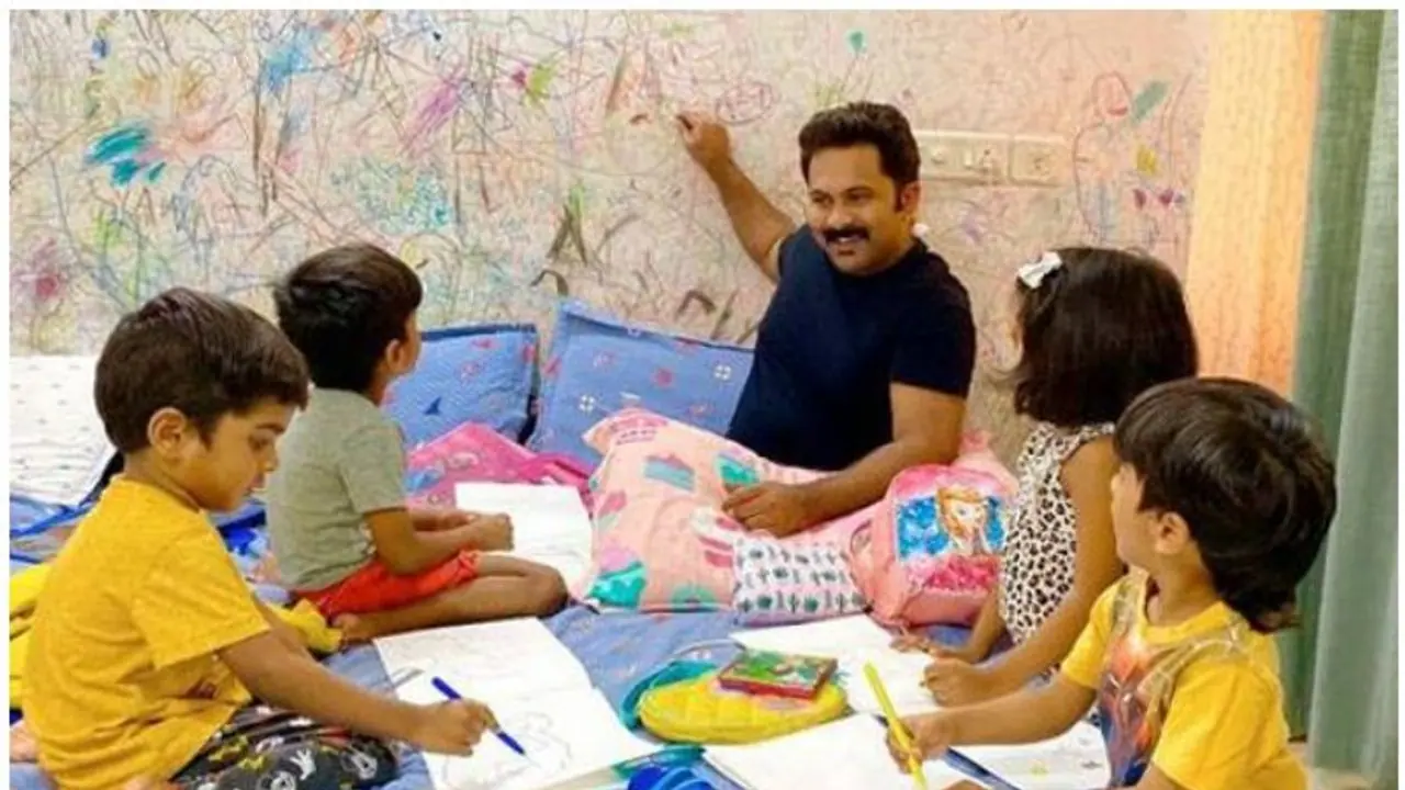 ചിത്രരചന സിമ്പിള് അല്ലേ, ദാ കണ്ടോളൂ; മക്കളെ പഠിപ്പിച്ച് അജു വര്ഗീസ് ചിത്രരചന സിമ്പിള് അല്ലേ, ദാ കണ്ടോളൂ; മക്കളെ പഠിപ്പിച്ച് അജു വര്ഗീസ്