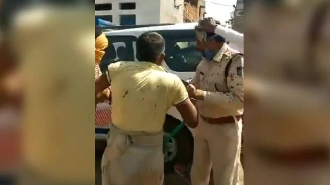 കൊവിഡ് പരിശോധനക്കിടെ മധ്യപ്രദേശില് ഡോക്ടര്ക്കും പൊലീസുകാരനും നേരെ ആക്രമണം; രണ്ട് പേര് അറസ്റ്റില് കൊവിഡ് പരിശോധനക്കിടെ മധ്യപ്രദേശില് ഡോക്ടര്ക്കും പൊലീസുകാരനും നേരെ ആക്രമണം; രണ്ട് പേര് അറസ്റ്റില്