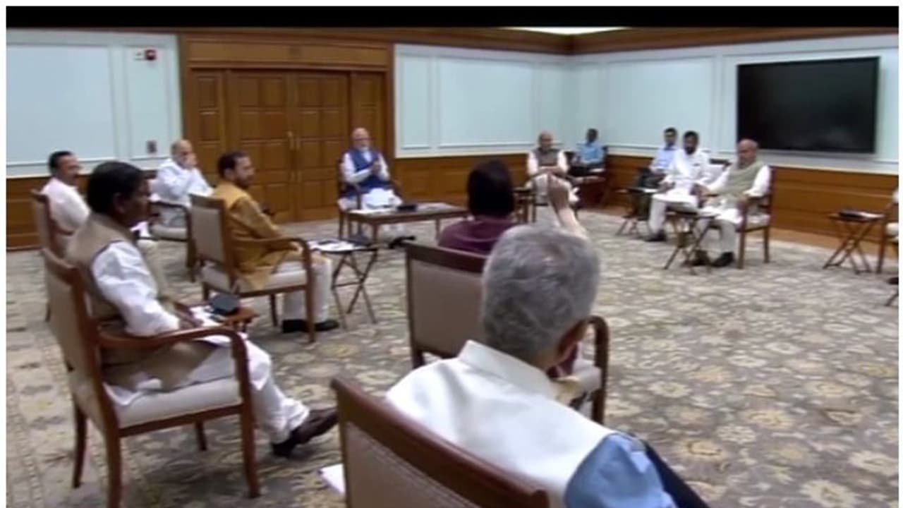 ആരോഗ്യപ്രവര്ത്തകരെ ആക്രമിച്ചാല് ഏഴുവര്ഷം വരെ തടവ്; ഓര്ഡിനന്സ് പുറത്തിറക്കി ആരോഗ്യപ്രവര്ത്തകരെ ആക്രമിച്ചാല് ഏഴുവര്ഷം വരെ തടവ്; ഓര്ഡിനന്സ് പുറത്തിറക്കി