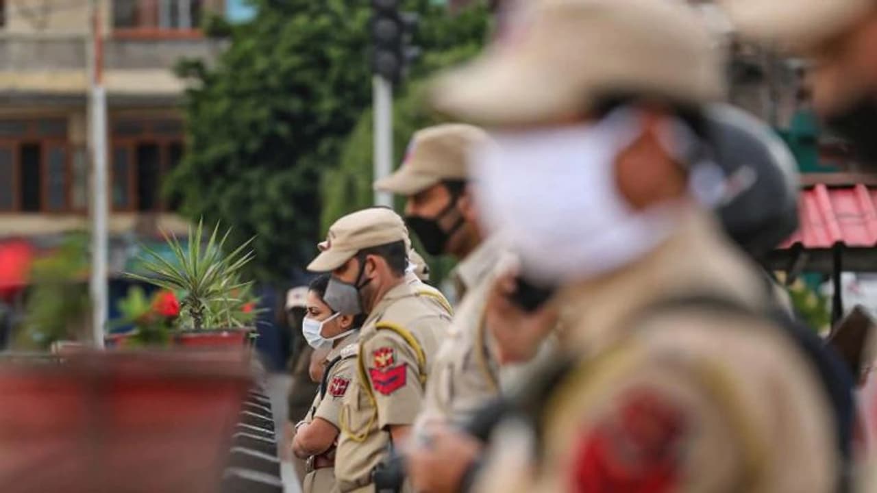 പാകിസ്ഥാന് കൊവിഡ് ബാധിച്ച തീവ്രവാദികളെ കശ്മീരിലേക്ക് തള്ളിവിടുന്നുവെന്ന് ജമ്മു കശ്മീര് ഡിജിപി പാകിസ്ഥാന് കൊവിഡ് ബാധിച്ച തീവ്രവാദികളെ കശ്മീരിലേക്ക് തള്ളിവിടുന്നുവെന്ന് ജമ്മു കശ്മീര് ഡിജിപി