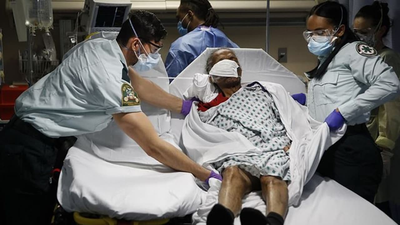 ಕೊರೋನಾ ವಾರಿಯರ್ಸ್ ಸಾಹಸ, ಕೊರೋನಾ ಶಂಕಿತ ವ್ಯಕ್ತಿಗೆ ಮಿಡ್ ನೈಟ್ ಆಪರೇಶನ್ ಕೊರೋನಾ ವಾರಿಯರ್ಸ್ ಸಾಹಸ, ಕೊರೋನಾ ಶಂಕಿತ ವ್ಯಕ್ತಿಗೆ ಮಿಡ್ ನೈಟ್ ಆಪರೇಶನ್