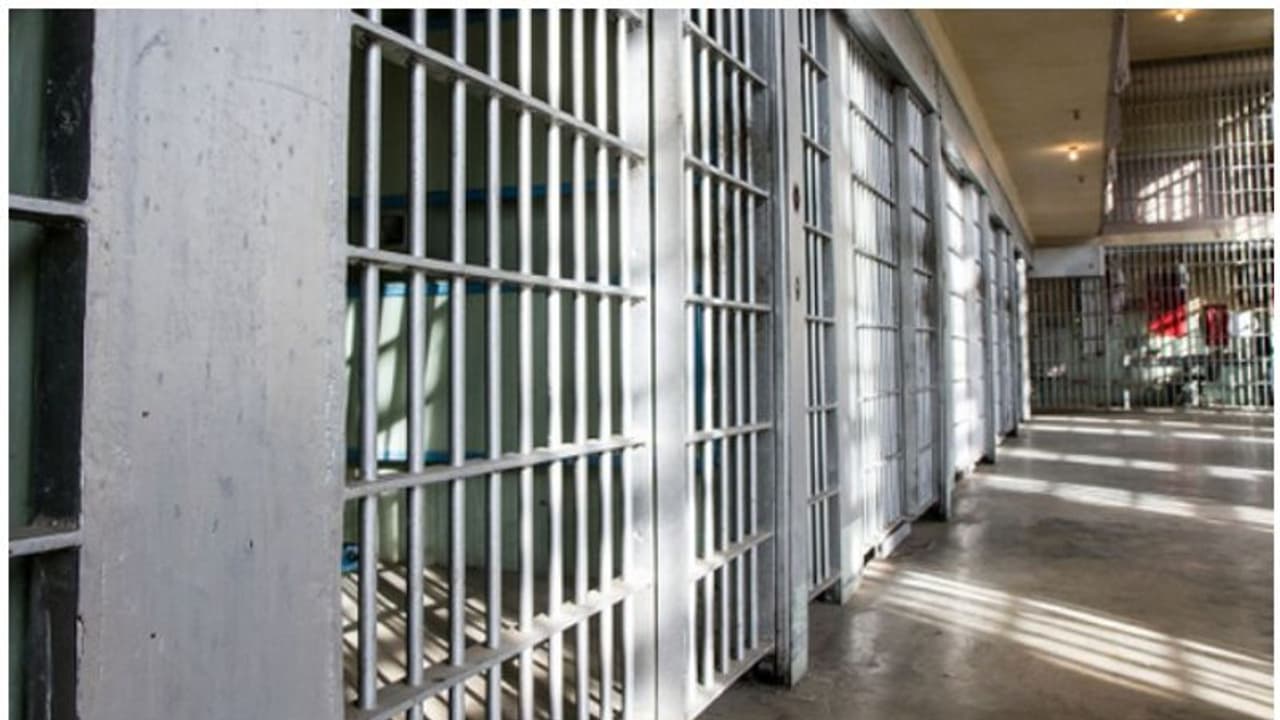 ஊரடங்கை மீறுபவர்களை அடைக்க 34 தற்காலிக சிறை.. உத்தர பிரதேசத்தில் அதிரடி நடவடிக்கை ஊரடங்கை மீறுபவர்களை அடைக்க 34 தற்காலிக சிறை.. உத்தர பிரதேசத்தில் அதிரடி நடவடிக்கை