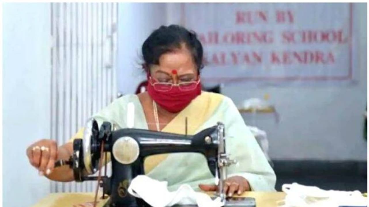 மாஸ்க் தைக்கும் "ஜனாதிபதியின் மனைவி" சவீதா கோவிந்த்..! உலகையே திரும்பி பார்க்க வைத்த ஒரே ஒரு போட்டோ..!