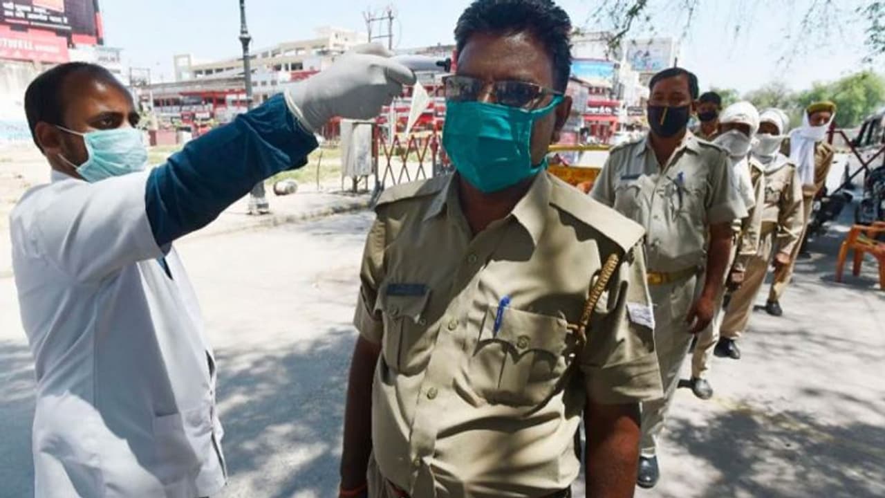 పోలీసులకు కరోనా: రెండు పోలీస్ స్టేషన్లకు లాక్.. 105 మంది సిబ్బంది క్వారంటైన్లోకి పోలీసులకు కరోనా: రెండు పోలీస్ స్టేషన్లకు లాక్.. 105 మంది సిబ్బంది క్వారంటైన్లోకి