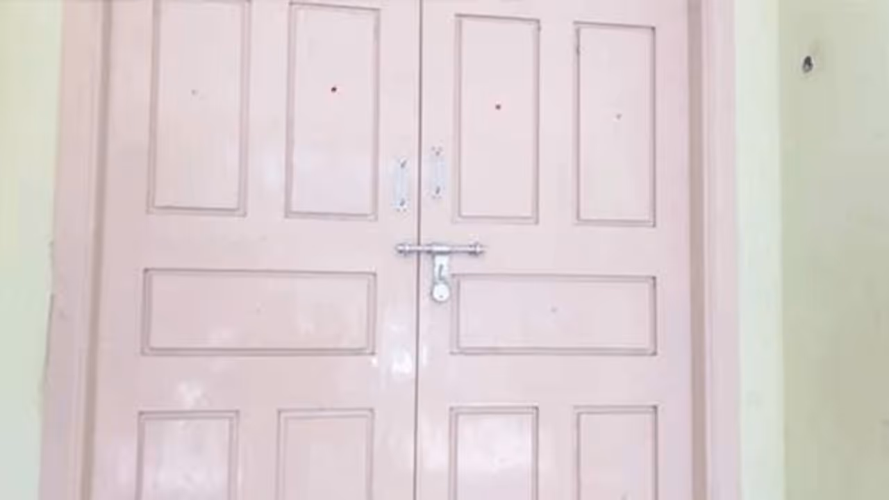 சென்னையில் 2 காவலர்களுக்கு கொரோனா... பரபரப்பாக இருக்கும் முக்கிய காவல் நிலையத்துக்கு பூட்டு..! சென்னையில் 2 காவலர்களுக்கு கொரோனா... பரபரப்பாக இருக்கும் முக்கிய காவல் நிலையத்துக்கு பூட்டு..!