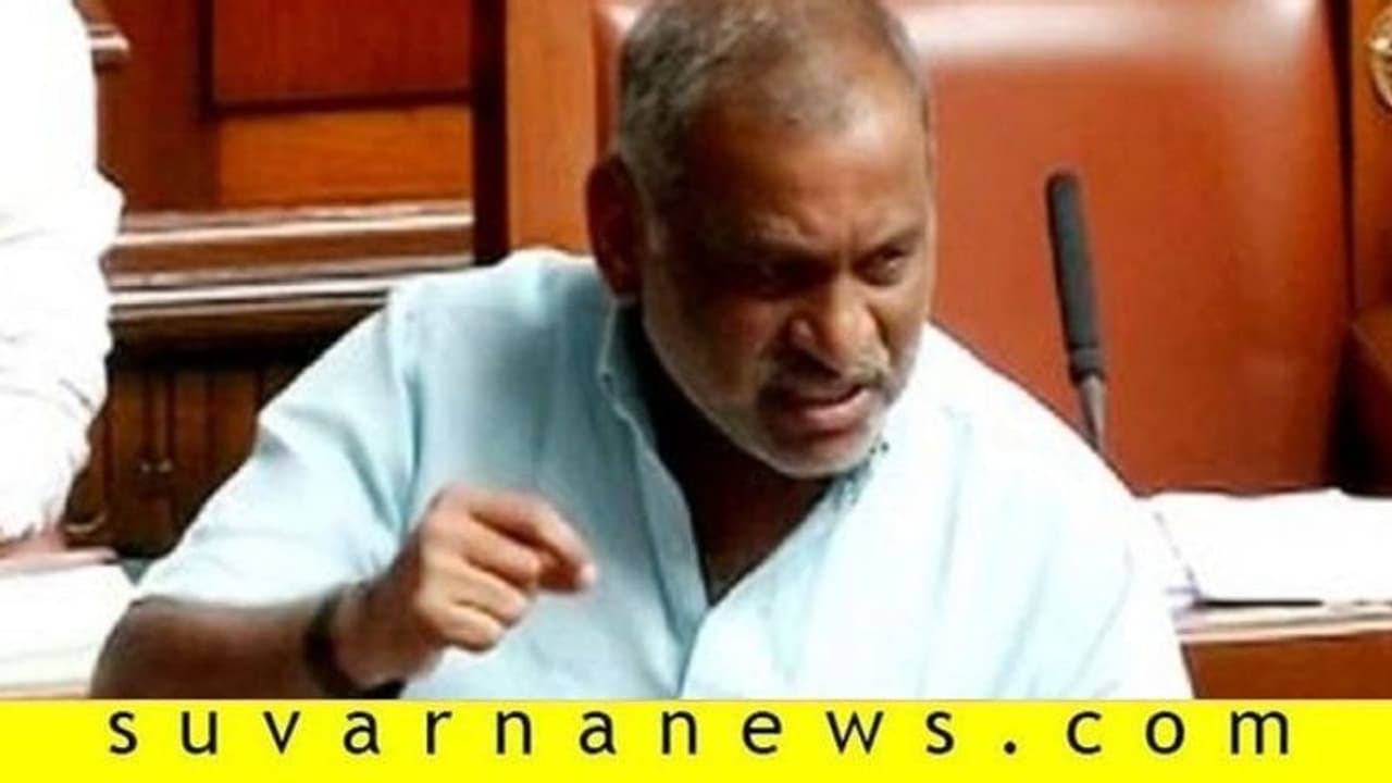 ಅನಗತ್ಯ ಪಾಸ್ ಹೊಂದಿರುವವರನ್ನು ಒದ್ದು ಒಳಗೆ ಹಾಕಿ ಎಂದ ಸಚಿವ ಅನಗತ್ಯ ಪಾಸ್ ಹೊಂದಿರುವವರನ್ನು ಒದ್ದು ಒಳಗೆ ಹಾಕಿ ಎಂದ ಸಚಿವ