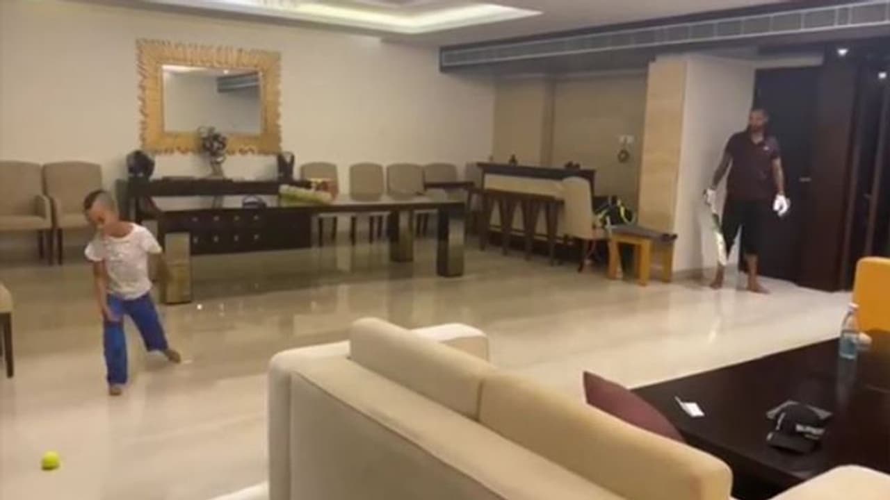 लॉकडाउन के बीच शिखर धवन ने शुरू की क्वारेंटाइन प्रीमियर लीग, पहले मैच में ही 99 रन पर हुए बोल्ड लॉकडाउन के बीच शिखर धवन ने शुरू की क्वारेंटाइन प्रीमियर लीग, पहले मैच में ही 99 रन पर हुए बोल्ड