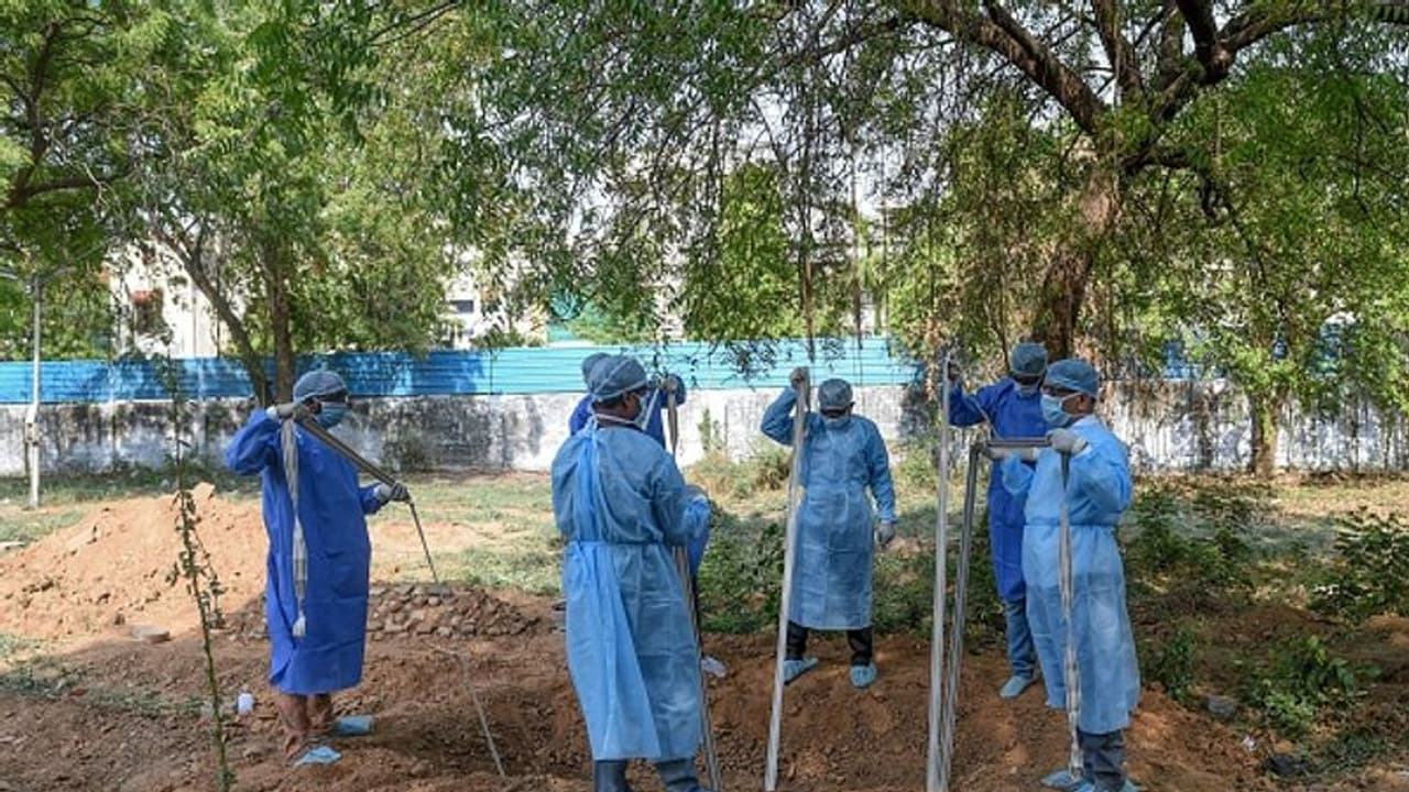 కరోనా అనుమానితురాలి అంత్యక్రియలపై నిరసన: పోలీసులపై రాళ్ల దాడి కరోనా అనుమానితురాలి అంత్యక్రియలపై నిరసన: పోలీసులపై రాళ్ల దాడి