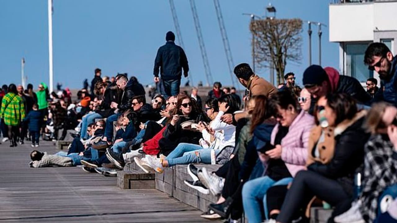 'എല്ലാം ജനങ്ങളുടെ ഉത്തരവാദിത്തം'; മരണം രണ്ടായിരത്തോടുത്തിട്ടും ലോക്ക്ഡൗണും സാമൂഹിക അകലവുമില്ലാത്ത രാജ്യം 'എല്ലാം ജനങ്ങളുടെ ഉത്തരവാദിത്തം'; മരണം രണ്ടായിരത്തോടുത്തിട്ടും ലോക്ക്ഡൗണും സാമൂഹിക അകലവുമില്ലാത്ത രാജ്യം