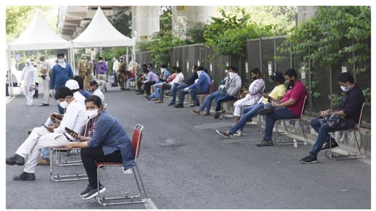 ঝুঁকি নিয়ে কাজ করতে গিয়ে সংক্রমণের শিকার হচ্ছেন সাংবাদিকরা, ঘোষণা করা হল ১০ লক্ষের বিমা ঝুঁকি নিয়ে কাজ করতে গিয়ে সংক্রমণের শিকার হচ্ছেন সাংবাদিকরা, ঘোষণা করা হল ১০ লক্ষের বিমা