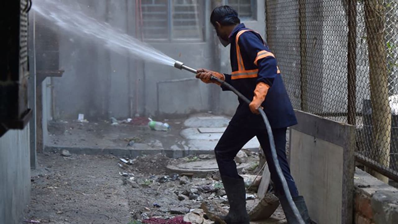 देश में कोरोना का रिकवरी रेट 20%, बेंगलुरु में 9 पॉजिटिव मरीज मिलने पर 300 घर सील देश में कोरोना का रिकवरी रेट 20%, बेंगलुरु में 9 पॉजिटिव मरीज मिलने पर 300 घर सील