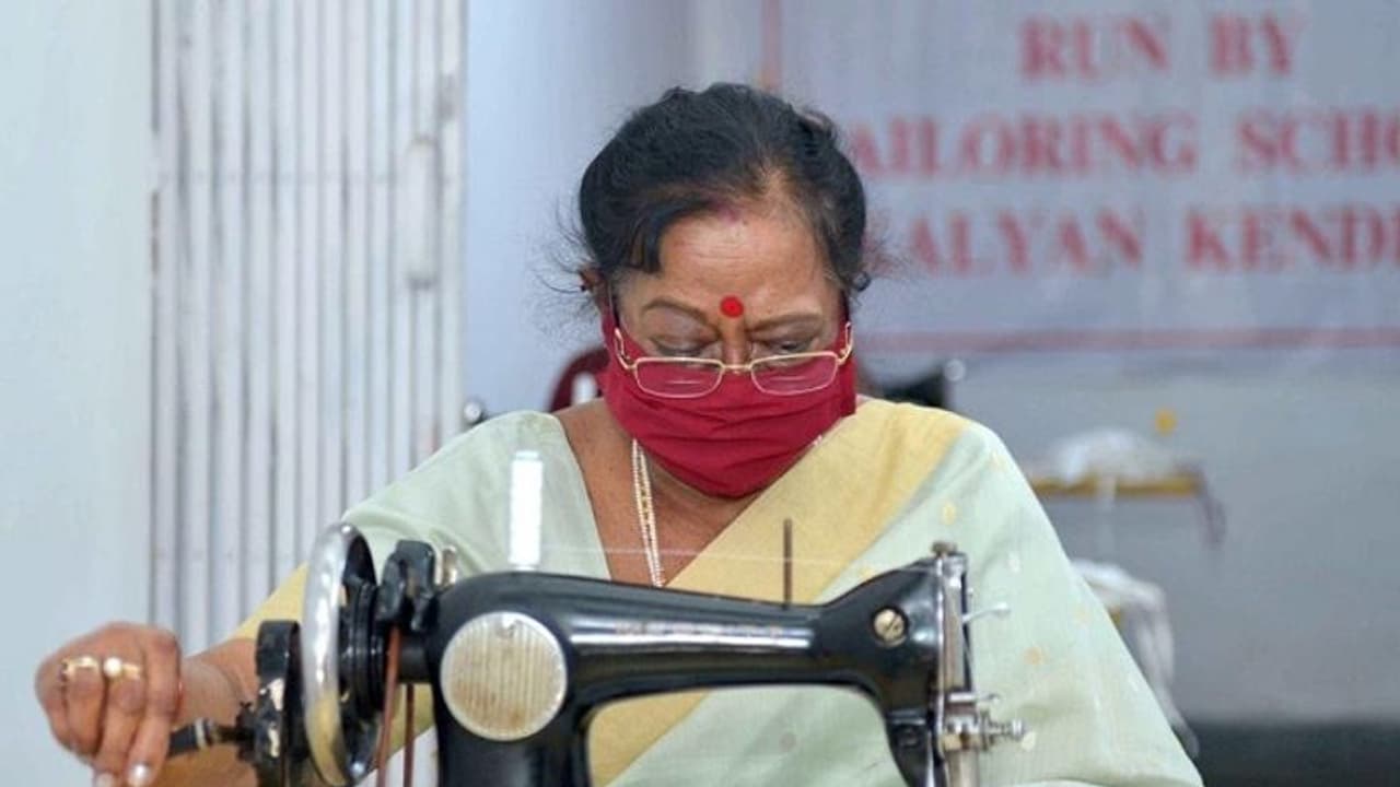 ಮಾಸ್ಕ್ ಹೊಲಿದು ಬಡವರಿಗೆ ವಿತರಣೆ, ರಾಷ್ಟ್ರಪತಿ ಕೋವಿಂದ್ ಪತ್ನಿ ಕಾರ್ಯಕ್ಕೆ ಶ್ಲಾಘನೆ! ಮಾಸ್ಕ್ ಹೊಲಿದು ಬಡವರಿಗೆ ವಿತರಣೆ, ರಾಷ್ಟ್ರಪತಿ ಕೋವಿಂದ್ ಪತ್ನಿ ಕಾರ್ಯಕ್ಕೆ ಶ್ಲಾಘನೆ!