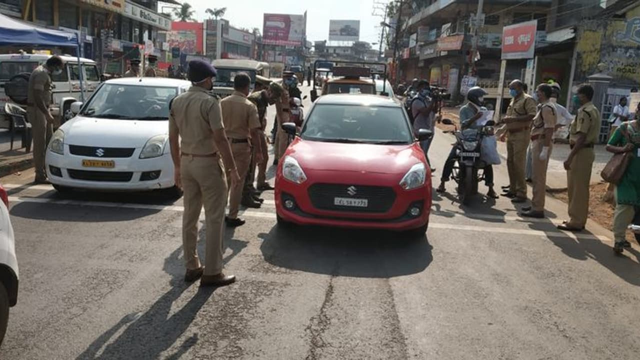 കൊവിഡ് ബാധിതരുടെ എണ്ണം കൂടി: ആലപ്പുഴയിൽ മൂന്ന് കണ്ടൈൻമെൻ്റ് സോണുകൾ കൊവിഡ് ബാധിതരുടെ എണ്ണം കൂടി: ആലപ്പുഴയിൽ മൂന്ന് കണ്ടൈൻമെൻ്റ് സോണുകൾ
