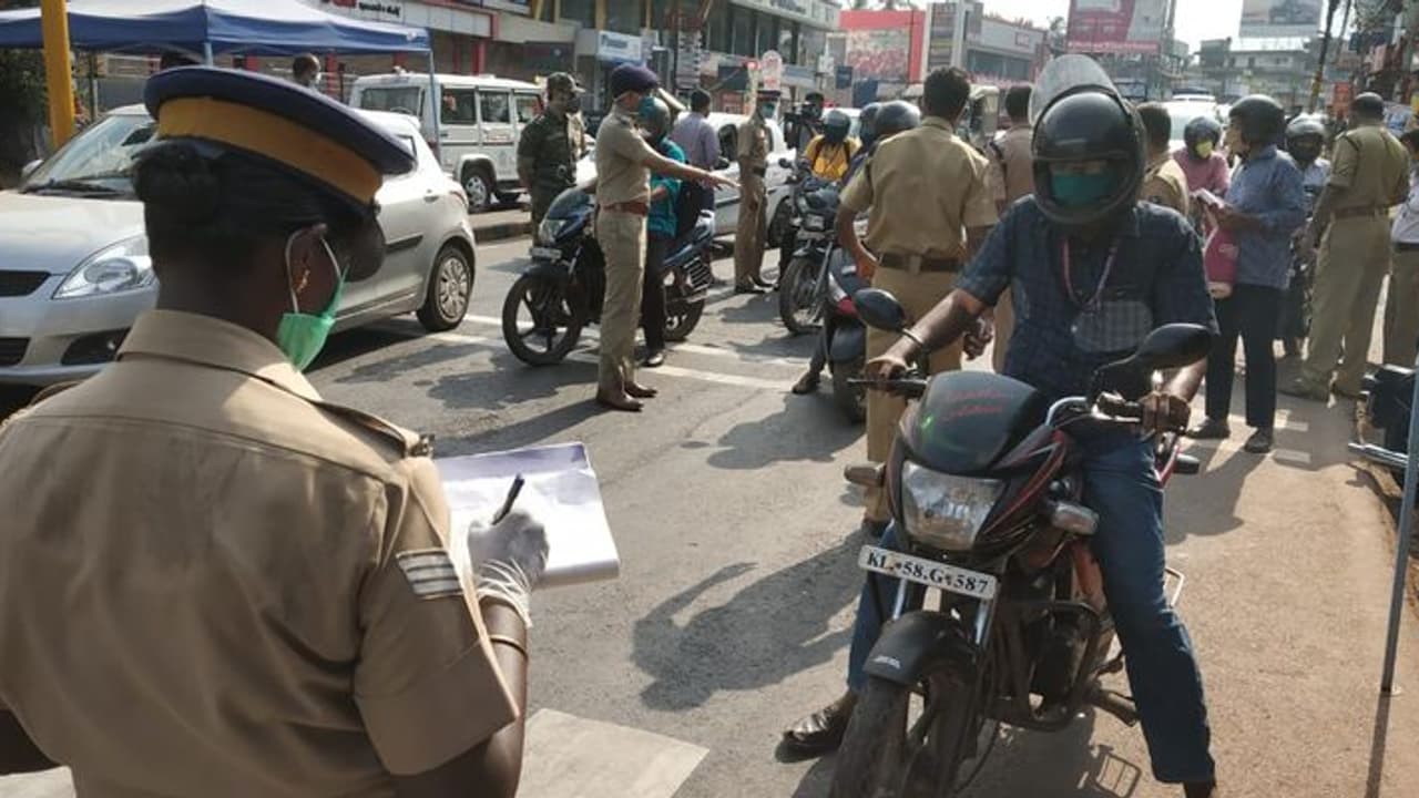 കൊവിഡ് വൈറസ് വ്യാപിക്കുന്നു; മലപ്പുറം ജില്ലയിൽ കൂടുതൽ നിയന്ത്രണങ്ങൾ കൊവിഡ് വൈറസ് വ്യാപിക്കുന്നു; മലപ്പുറം ജില്ലയിൽ കൂടുതൽ നിയന്ത്രണങ്ങൾ