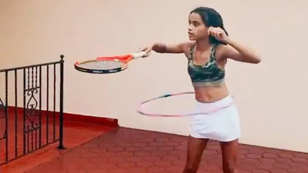 అద్భుతమైన బ్యాలెన్సింగ్... ఏకకాలంలో రెండు పనులు: బాలిక వీడియో వైరల్ అద్భుతమైన బ్యాలెన్సింగ్... ఏకకాలంలో రెండు పనులు: బాలిక వీడియో వైరల్