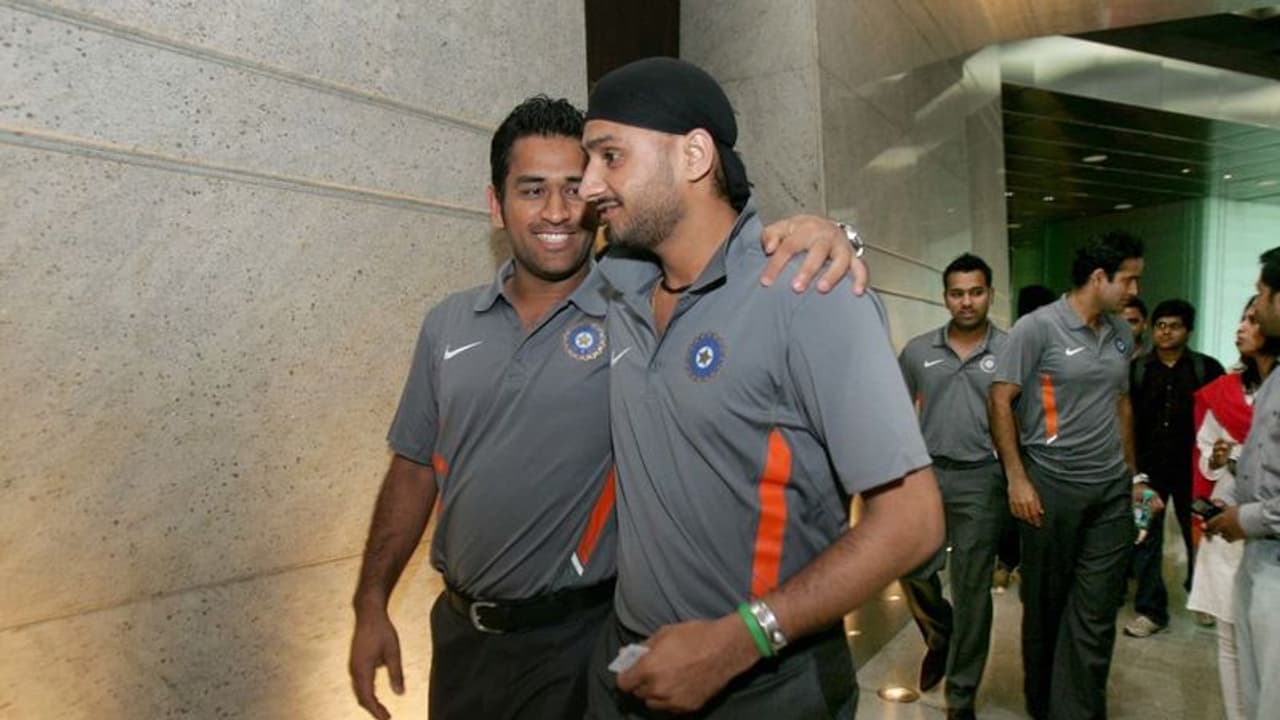 ധോണി വലിയ നാണക്കാരനായിരുന്നു; രസകരമായ വെളിപ്പെടുത്തലുമായി ഹര്ഭജന് ധോണി വലിയ നാണക്കാരനായിരുന്നു; രസകരമായ വെളിപ്പെടുത്തലുമായി ഹര്ഭജന്