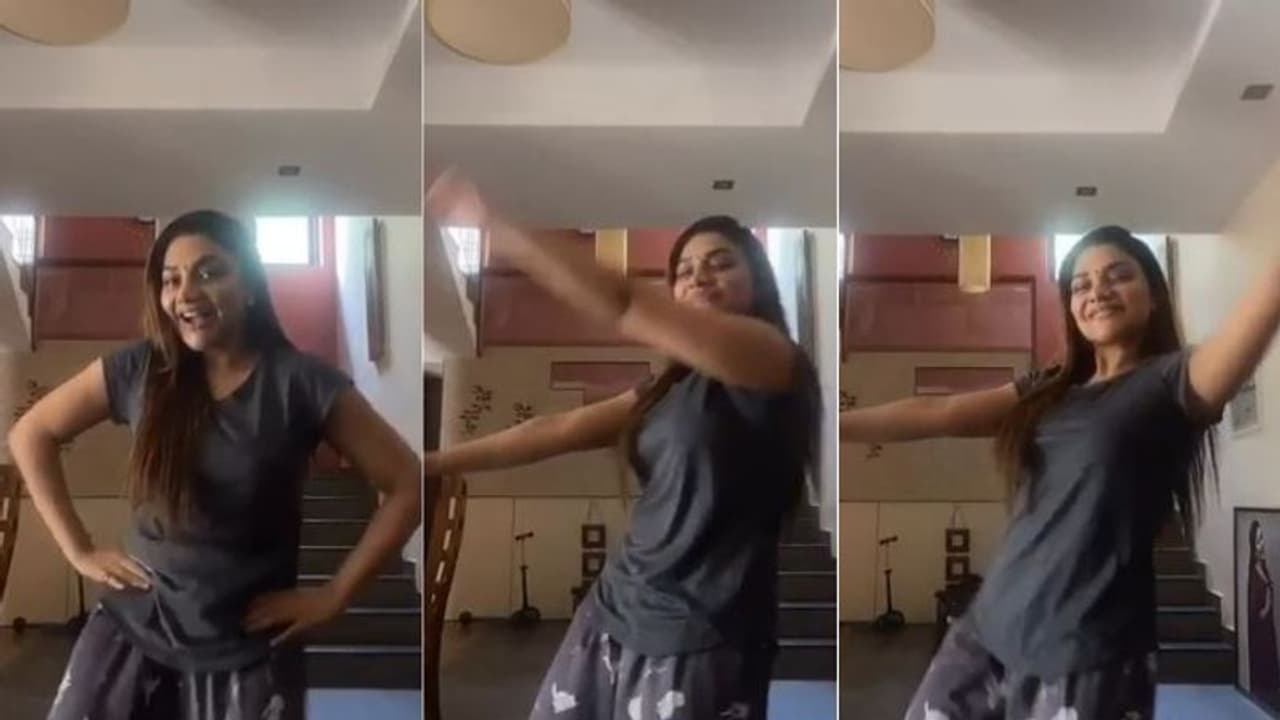 'ലോക്ക് ഡൗണ് ഡാന്സ്'; കിടുക്കാച്ചി ഡാന്സുമായി റിമി ടോമി 'ലോക്ക് ഡൗണ് ഡാന്സ്'; കിടുക്കാച്ചി ഡാന്സുമായി റിമി ടോമി