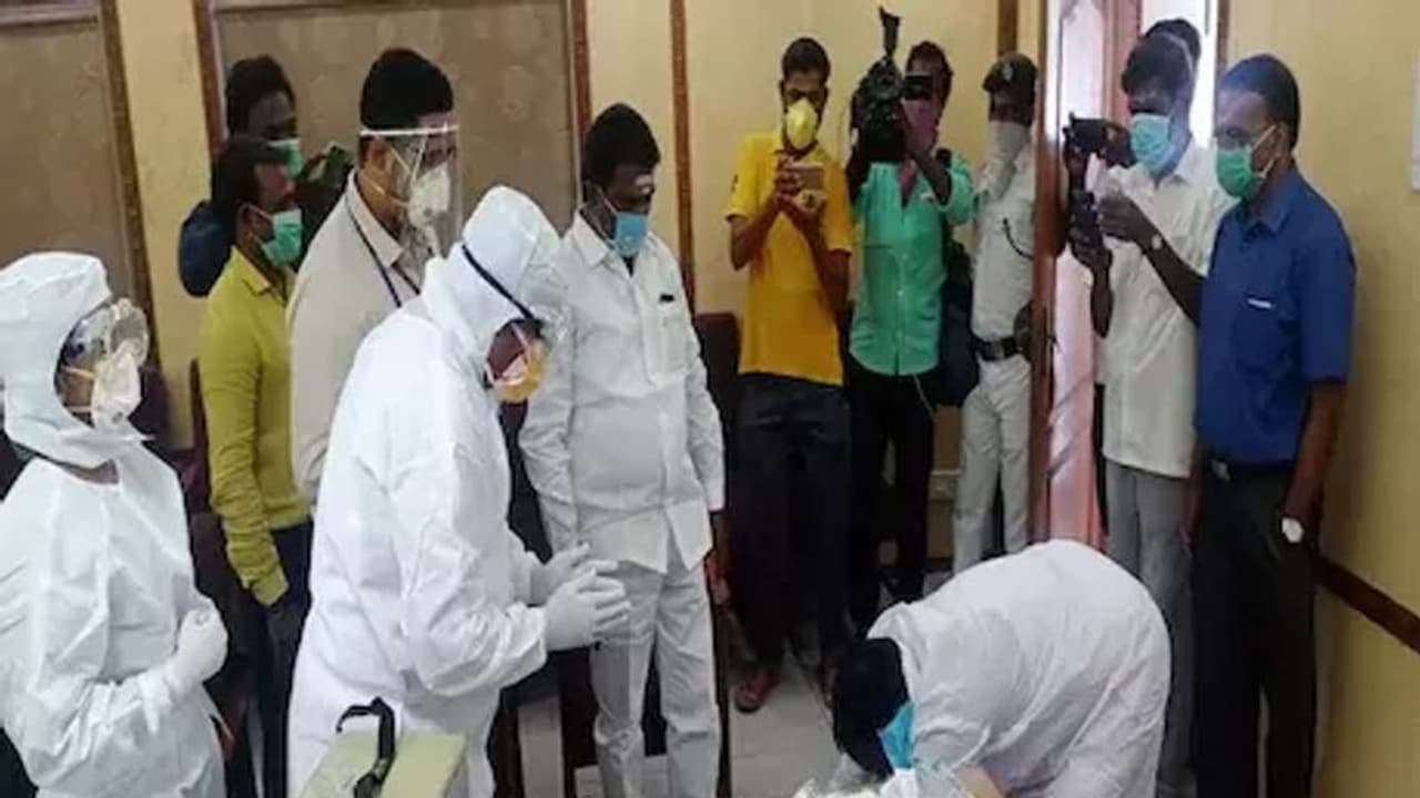 மருத்துவர்களின் காலில் விழுந்த எம்.எல்.ஏ..! சேவைக்கு தலைவணங்கி கெளரவம்..! மருத்துவர்களின் காலில் விழுந்த எம்.எல்.ஏ..! சேவைக்கு தலைவணங்கி கெளரவம்..!