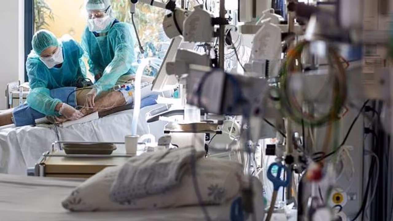 করোনা উপসর্গ সহ হাসপাতালে ভর্তি সল্টলেকের আরও ১, আতঙ্কে এলাকার সমস্ত গলি বন্ধ করল বাসিন্দারা