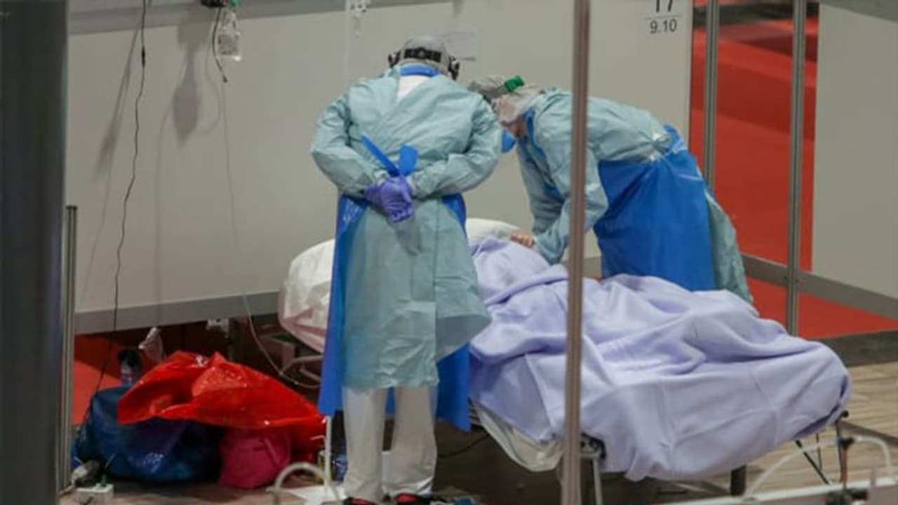 டாக்டர்கள் மற்றும் நர்சுகள் உள்பட 14 பேரை ஒரே நேரத்தில் ரவுண்ட் கட்டிய கொரோனா.. அரசு மருத்துவமனைக்கு சீல்..!