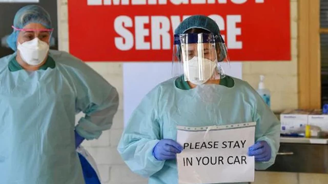 यहां छींकने खांसने वालों पर ड्रोन से नजर, सख्ती इतनी कि पार्क में खाना खाने पर लगा 50 हजार का जुर्माना यहां छींकने खांसने वालों पर ड्रोन से नजर, सख्ती इतनी कि पार्क में खाना खाने पर लगा 50 हजार का जुर्माना