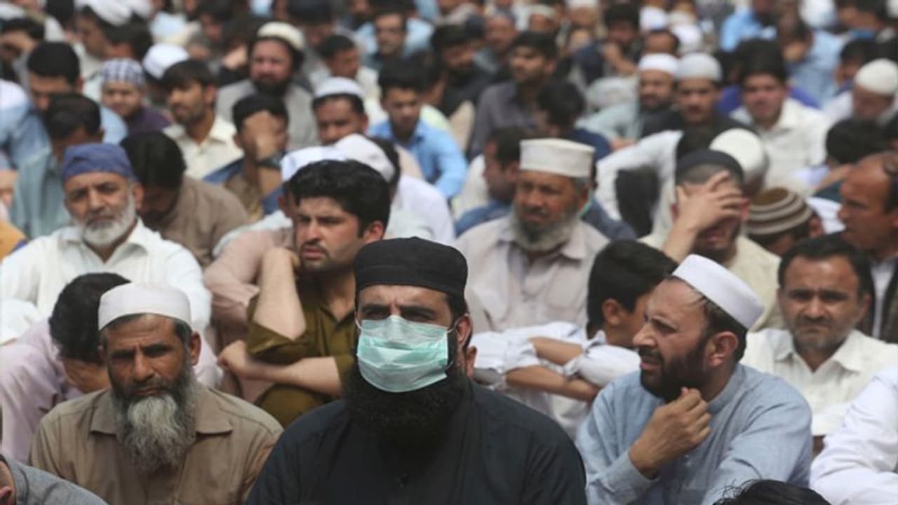 ಹೆಚ್ಚುತ್ತಿರುವ ಅಶ್ಲೀಲತೆ ಹಾಗೂ ನಗ್ನತೆಗೆ ಅಲ್ಲಾ ನೀಡಿದ ಶಿಕ್ಷೆ ಕೊರೋನಾ; ಪಾಕ್ ಮೌಲ್ವಿ! ಹೆಚ್ಚುತ್ತಿರುವ ಅಶ್ಲೀಲತೆ ಹಾಗೂ ನಗ್ನತೆಗೆ ಅಲ್ಲಾ ನೀಡಿದ ಶಿಕ್ಷೆ ಕೊರೋನಾ; ಪಾಕ್ ಮೌಲ್ವಿ!