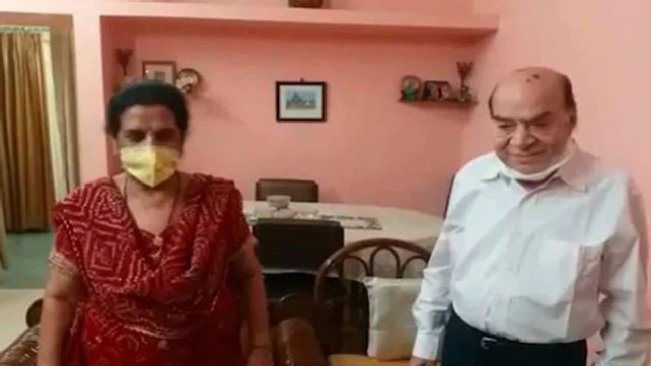 50वीं सालगिरह पर बुजुर्ग के पास केक लेकर पहुंची पुलिस, म्यूजिक की जगह सायरन बजाकर किया सेलीब्रेट 50वीं सालगिरह पर बुजुर्ग के पास केक लेकर पहुंची पुलिस, म्यूजिक की जगह सायरन बजाकर किया सेलीब्रेट