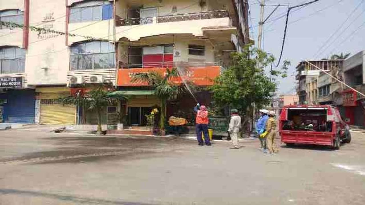 बिहार में कोरोना का सबसे बड़ा हॉटस्पॉट, एक चेन खत्म, मगर दूसरे से रोज निकल रहे मरीज बिहार में कोरोना का सबसे बड़ा हॉटस्पॉट, एक चेन खत्म, मगर दूसरे से रोज निकल रहे मरीज