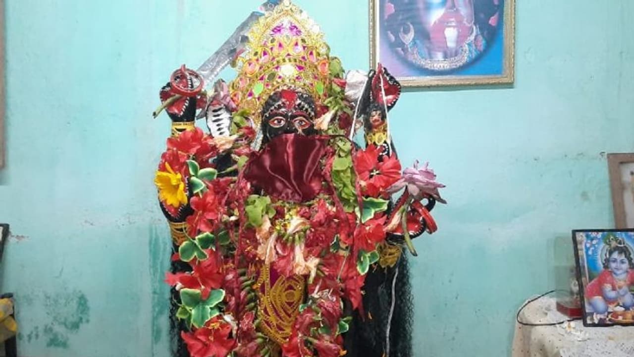 করোনা সচেতনতার বার্তা, রায়গঞ্জে মাস্ক পরেই পুজো নিলেন মা কালী