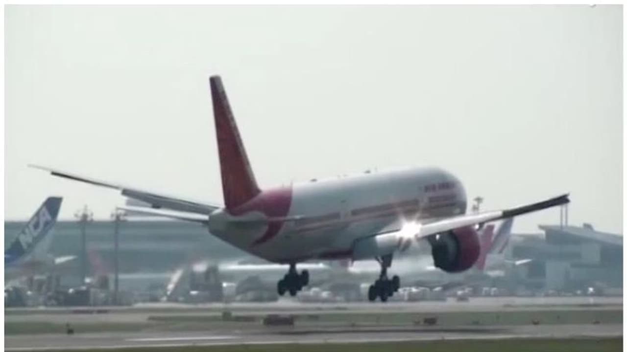 പ്രത്യേക അനുമതി ലഭിച്ചു; തലശ്ശേരി സ്വദേശിയായ രോഗിയെ ബ്രിട്ടനിൽ നിന്ന് കോഴിക്കോട്ടെ ആശുപത്രിയിലെത്തിച്ചു പ്രത്യേക അനുമതി ലഭിച്ചു; തലശ്ശേരി സ്വദേശിയായ രോഗിയെ ബ്രിട്ടനിൽ നിന്ന് കോഴിക്കോട്ടെ ആശുപത്രിയിലെത്തിച്ചു