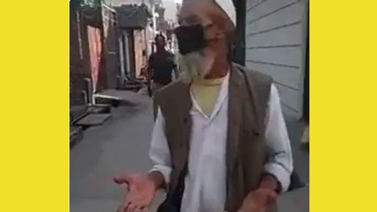 Fact Check: ತಳ್ಳುಗಾಡಿಯ ಮೇಲೆ ಹಣ್ಣು ಮಾರುವವ ಮೂತ್ರ ಸುರಿದಿದ್ದು ನಿಜಾನಾ? Fact Check: ತಳ್ಳುಗಾಡಿಯ ಮೇಲೆ ಹಣ್ಣು ಮಾರುವವ ಮೂತ್ರ ಸುರಿದಿದ್ದು ನಿಜಾನಾ?