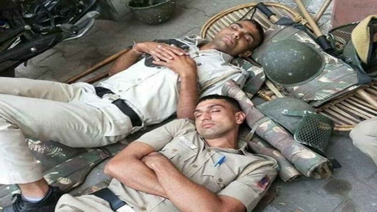 నేలపై పోలీసుల నిద్ర: ఫొటోలు వైరల్, కరోనా సమరయోధులకు థ్యాంక్స్