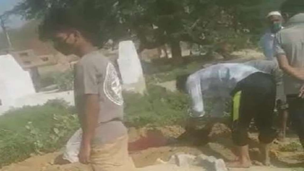 हिंदू महिला की अर्थी को मुसलमानों ने दिया कंधा, 'राम नाम सत्य है' भी बोला हिंदू महिला की अर्थी को मुसलमानों ने दिया कंधा, 'राम नाम सत्य है' भी बोला