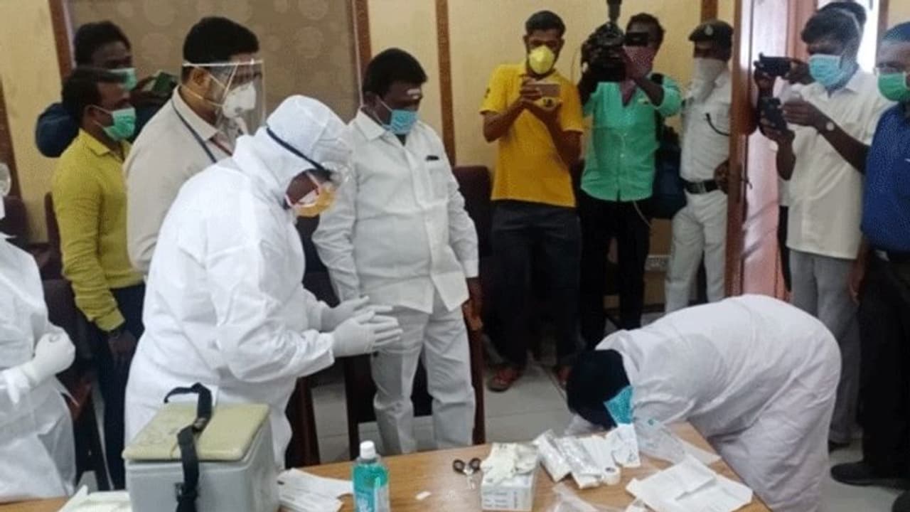 நீங்கள்தான் கடவுள்... மருத்துவர்கள் காலில் விழுந்து வணங்கிய காங்கிரஸ் எம்.எல்.ஏ....! நீங்கள்தான் கடவுள்... மருத்துவர்கள் காலில் விழுந்து வணங்கிய காங்கிரஸ் எம்.எல்.ஏ....!