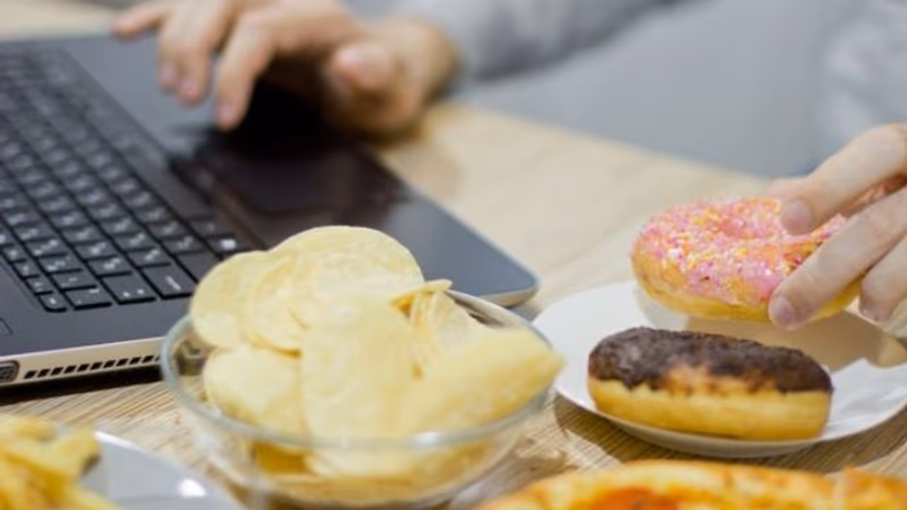 ഇടയ്ക്കിടെ വിശപ്പ് തോന്നുന്നതും എന്തെങ്കിലും കഴിക്കുകയും ചെയ്യുന്നത് എങ്ങനെ നിര്ത്താം? ഇടയ്ക്കിടെ വിശപ്പ് തോന്നുന്നതും എന്തെങ്കിലും കഴിക്കുകയും ചെയ്യുന്നത് എങ്ങനെ നിര്ത്താം?