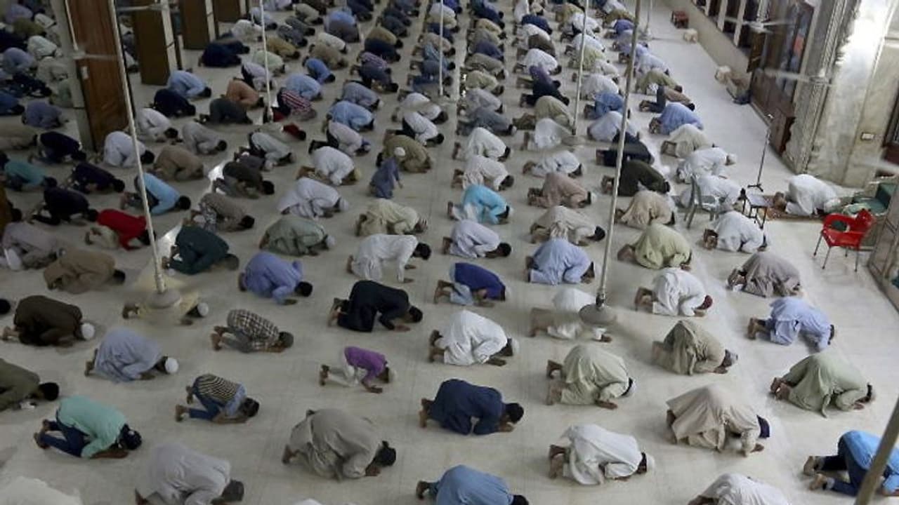 लॉकडाउन के बीच रमजान की शुरुआत, पाकिस्तान में सरकार की बात नहीं मान रहे इमाम, लोगों ने अदा की सामूहिक नमाज लॉकडाउन के बीच रमजान की शुरुआत, पाकिस्तान में सरकार की बात नहीं मान रहे इमाम, लोगों ने अदा की सामूहिक नमाज