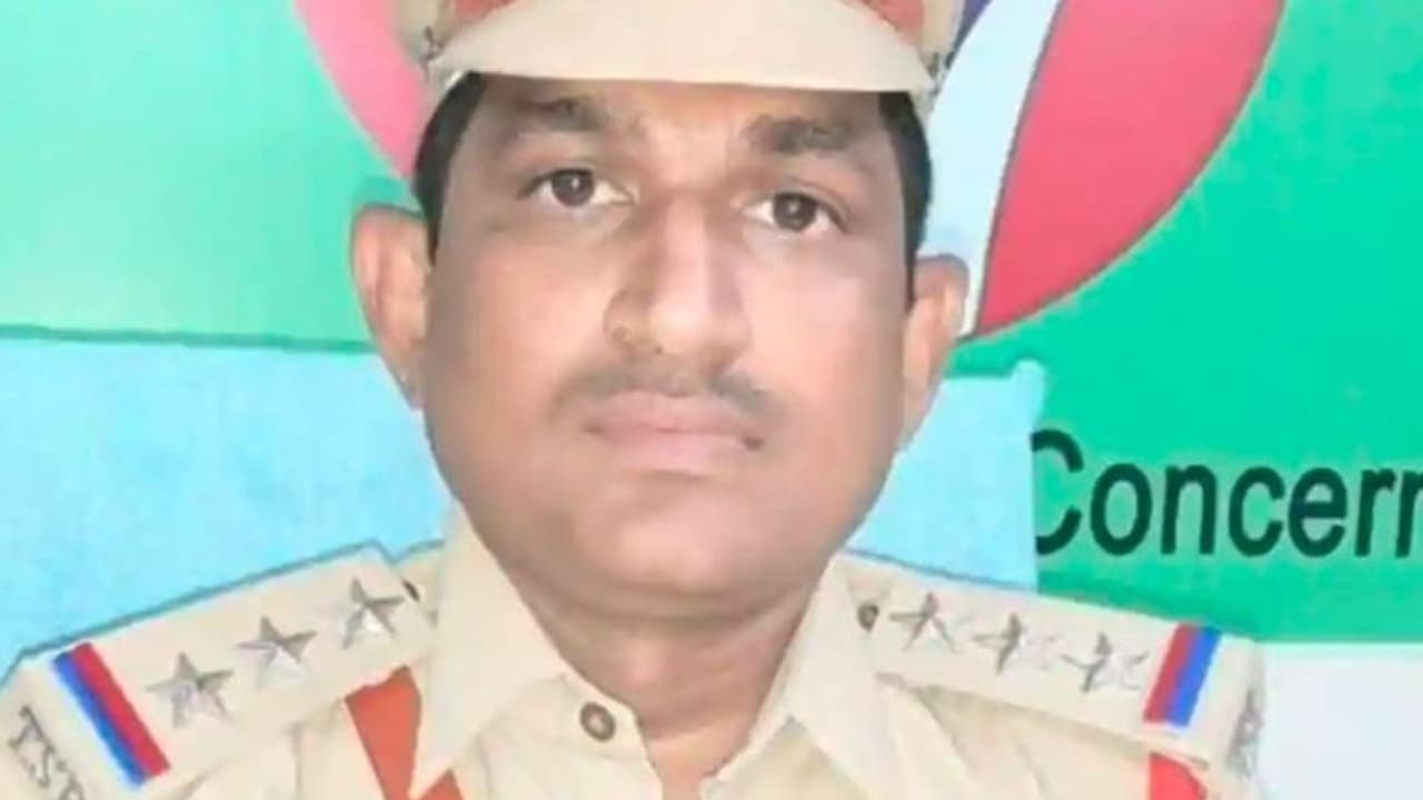 ನೆರವು ನೀಡಿದ ಹೈದರಾಬಾದ್ ಪೊಲೀಸ್ಗೆ ಕಾದಿತ್ತು ಅಚ್ಚರಿ; ಅಭಿನಂದಿಸಿದ ಹಿಮಾಚಲ ರಾಜ್ಯಪಾಲ, ಮುಖ್ಯಮಂತ್ರಿ! ನೆರವು ನೀಡಿದ ಹೈದರಾಬಾದ್ ಪೊಲೀಸ್ಗೆ ಕಾದಿತ್ತು ಅಚ್ಚರಿ; ಅಭಿನಂದಿಸಿದ ಹಿಮಾಚಲ ರಾಜ್ಯಪಾಲ, ಮುಖ್ಯಮಂತ್ರಿ!