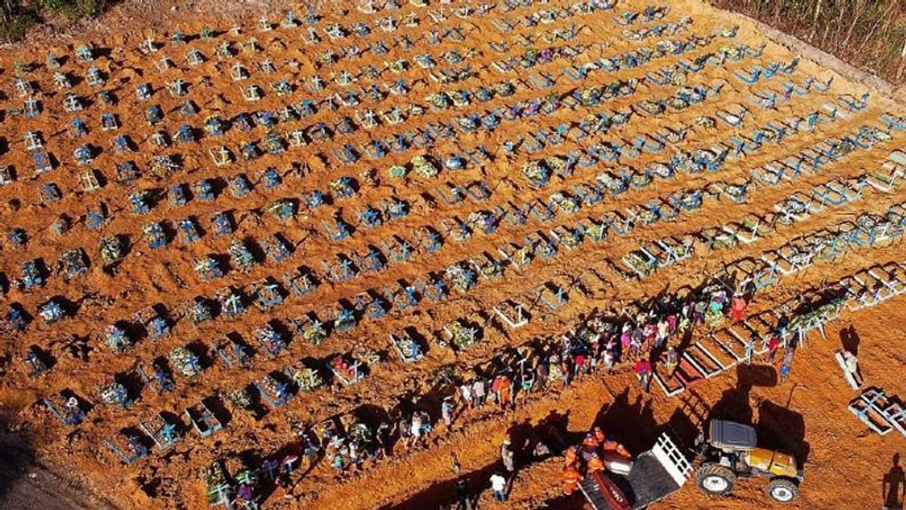 മൃതദേഹങ്ങള് കൂട്ടിയിട്ടിരിക്കുന്ന മൈതാനം; നെഞ്ച് തകര്ക്കുന്ന കാഴ്ചയുമായി ഒരു ചിത്രം മൃതദേഹങ്ങള് കൂട്ടിയിട്ടിരിക്കുന്ന മൈതാനം; നെഞ്ച് തകര്ക്കുന്ന കാഴ്ചയുമായി ഒരു ചിത്രം