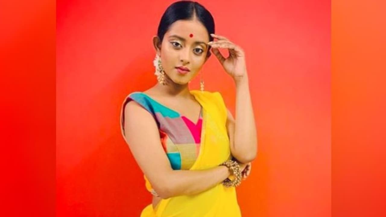 ভাত খাওয়াচ্ছেন বাবা, হাতের মেহেন্দিতে লেখা স্বর্ণেন্দুর নাম,তবে কি বিয়ের পিঁড়িতে বসছেন শ্রুতি ভাত খাওয়াচ্ছেন বাবা, হাতের মেহেন্দিতে লেখা স্বর্ণেন্দুর নাম,তবে কি বিয়ের পিঁড়িতে বসছেন শ্রুতি