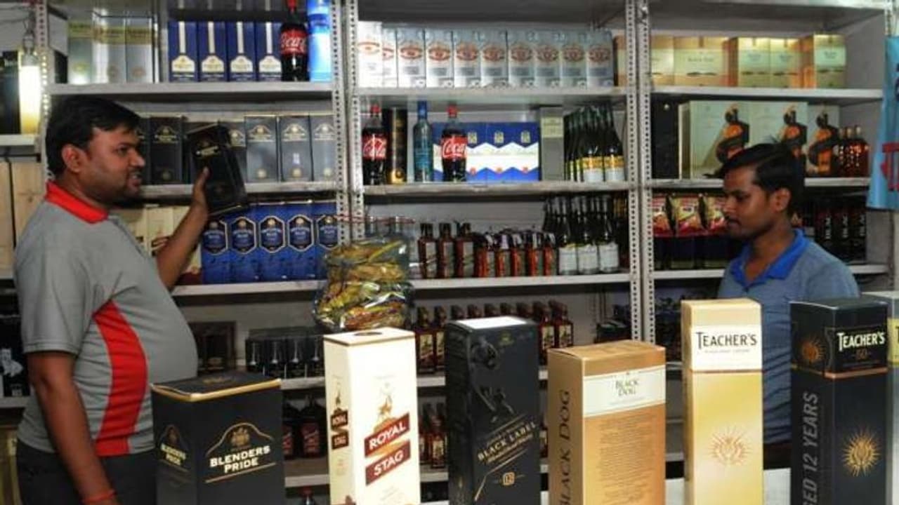 लॉकडाउन के बीच मोदी सरकार ने दी आज से सभी दुकानों को खोलने की छूट, शराब को लेकर लिया गया यह निर्णय लॉकडाउन के बीच मोदी सरकार ने दी आज से सभी दुकानों को खोलने की छूट, शराब को लेकर लिया गया यह निर्णय