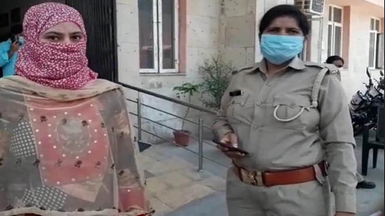 சிகிச்சையில் உள்ள காதலனுக்கு 2 காதலிகள்.. அவரது காதலிக்கு 3 காதலன்கள்... கையும் களவுமாக சிக்க வைத்த கொரோனா..! சிகிச்சையில் உள்ள காதலனுக்கு 2 காதலிகள்.. அவரது காதலிக்கு 3 காதலன்கள்... கையும் களவுமாக சிக்க வைத்த கொரோனா..!